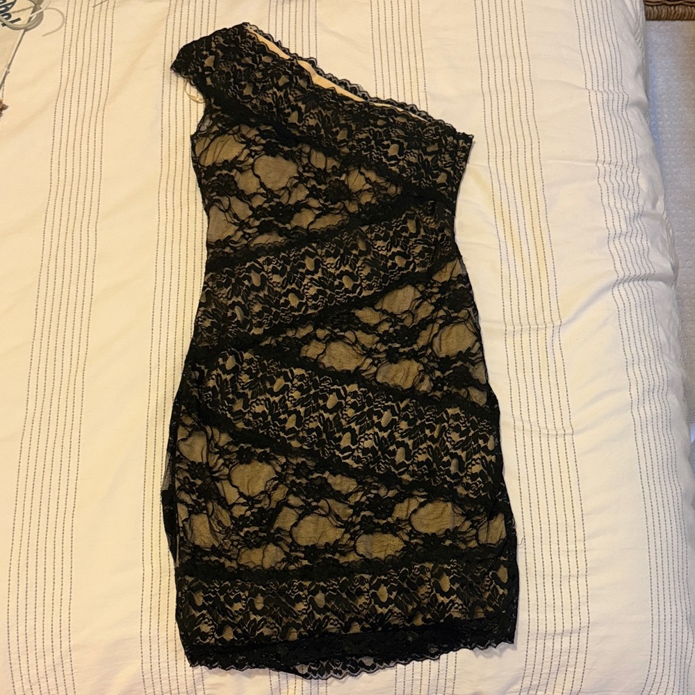 Ark & Co Elegant Black Lace One-Shoulder Dress